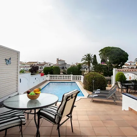2011 Casa De Planta Baja Con Piscina Y Amarre By Homeselectspain Villa Empuriabrava