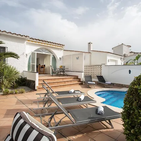 2011 Casa De Planta Baja Con Piscina Y Amarre By Homeselectspain *
