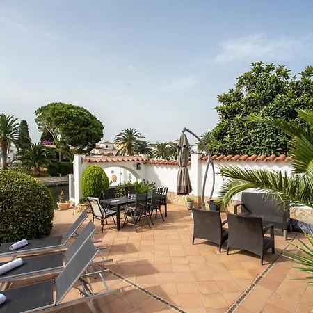 2011 Casa De Planta Baja Con Piscina Y Amarre By Homeselectspain Empuriabrava