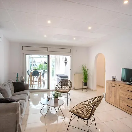 2011 Casa De Planta Baja Con Piscina Y Amarre By Homeselectspain Empuriabrava
