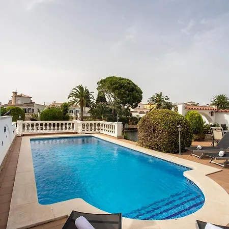 2011 Casa De Planta Baja Con Piscina Y Amarre By Homeselectspain Villa Empuriabrava
