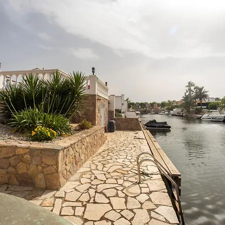 2011 Casa De Planta Baja Con Piscina Y Amarre By Homeselectspain Villa Empuriabrava