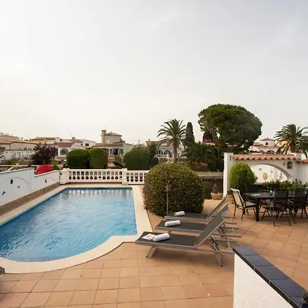 2011 Casa De Planta Baja Con Piscina Y Amarre By Homeselectspain * Empuriabrava
