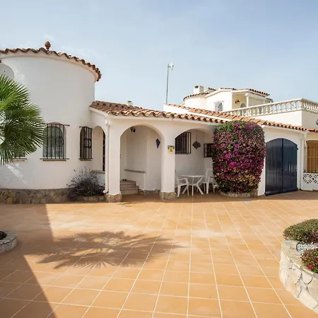 2011 Casa De Planta Baja Con Piscina Y Amarre By Homeselectspain Empuriabrava